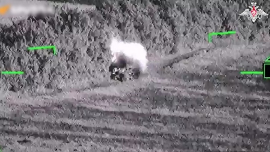 Trực thăng sát thủ Nga tấn công xe chở quân Ukraine bằng tên lửa dẫn đường